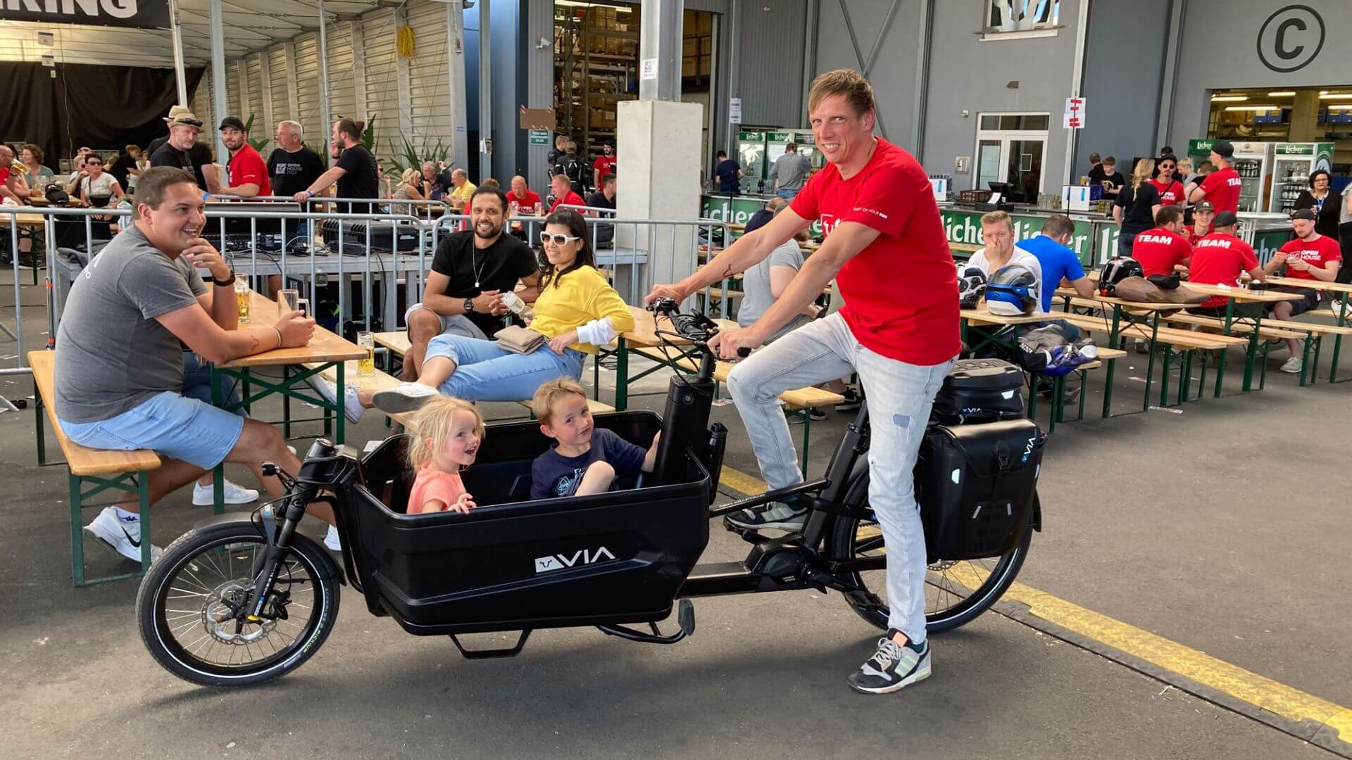 Lastenrad mit Kindern